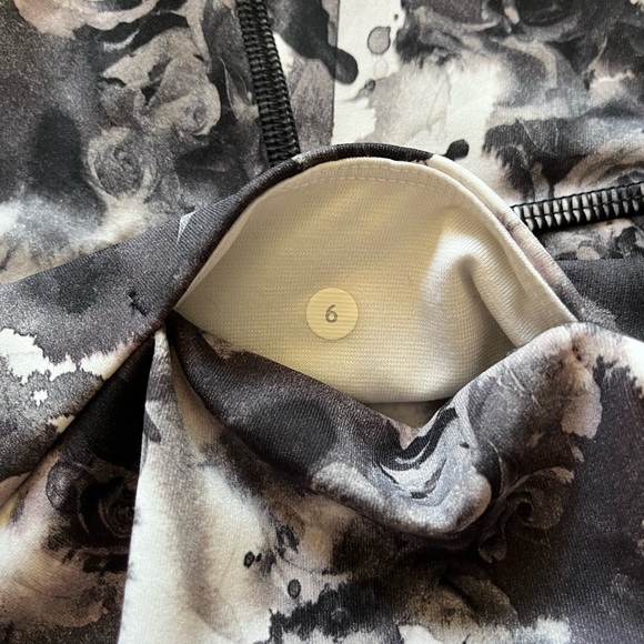 Lululemon Women’s Spandex Shorts Sz 6 - Picture 4 of 4